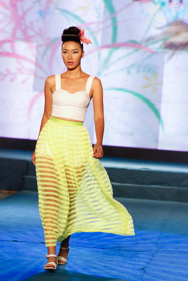 Dàn chân dài Top model tự tin trên sàn diễn thời trang xuân hè VN10