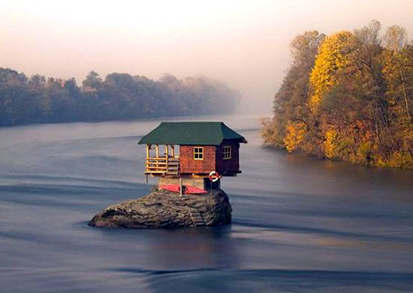 Lạ lùng ngôi nhà năm ở giữa sông!!?? Serbia