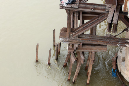 Cầu Long Biên già nua gồng mình đón mùa mưa lũ 2_7_1304965490_78_NVH_9451