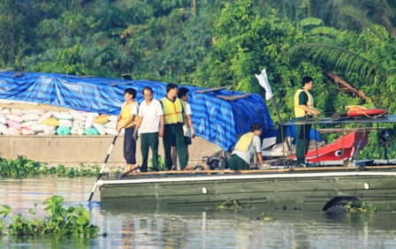 Lật nhà hàng nổi 2 tầng, nhiều người tử vong 2_7_1305941002_78_cuuho6_39af1