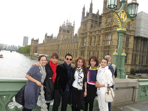 Ngân Khánh làm duyên tại London T334606