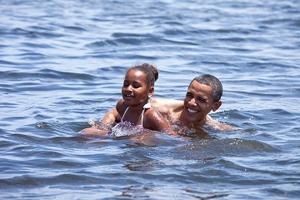 Nhà Trắng không cho phóng viên chụp hình Obama ngực trần Images2018878_obamaswims