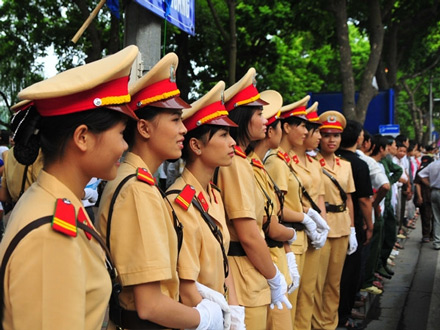 Những “bóng hồng” điều khiển giao thông trong Đại lễ 2_7_1286003683_4_CSGT-nu7