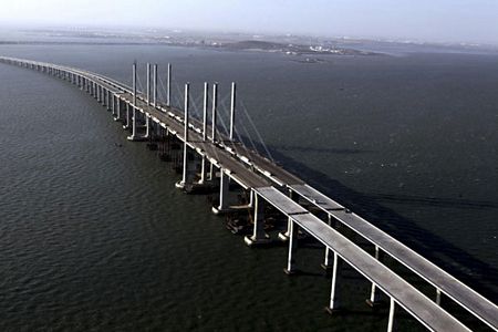 Cầu vượt biển dài nhất thế giới 2_8_1294056907_28_tn_china3