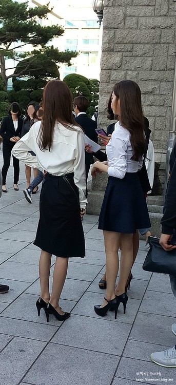 [PIC][15-10-2014]YoonA và SeoHyun xuất hiện tại Đại học Dongguk để chụp ảnh tốt nghiệp vào chiều nay Tumblr_inline_ndlm9omfUN1ssp2kz