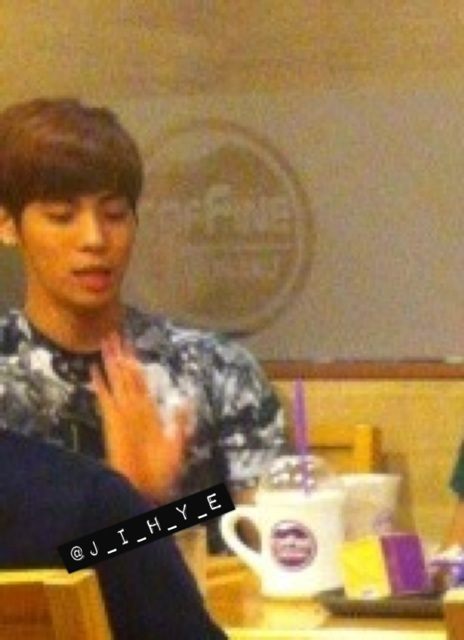 100000 Jonghyun @  Con amigos en un café Tumblr_inline_mgddbz8BYD1qcl8qx