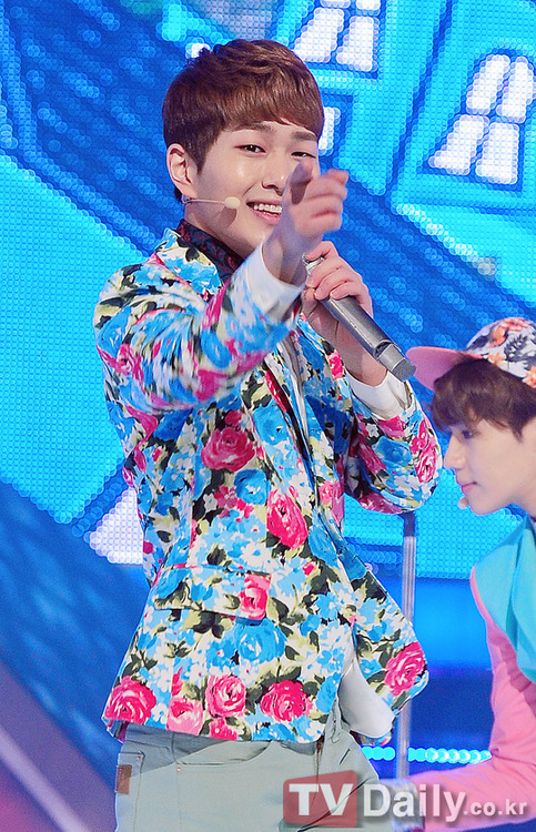 130306 Onew @ Show Champion Tumblr_inline_mj8kx7vEdh1qz4rgp