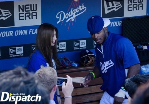 [المزيد من الصور] Suzy في مباراة LA Dodgers مع Ryu Hyun Jin و اللاعبين LA Dodgers….!! Tumblr_inline_n6jqt6ds7s1rfvhz1