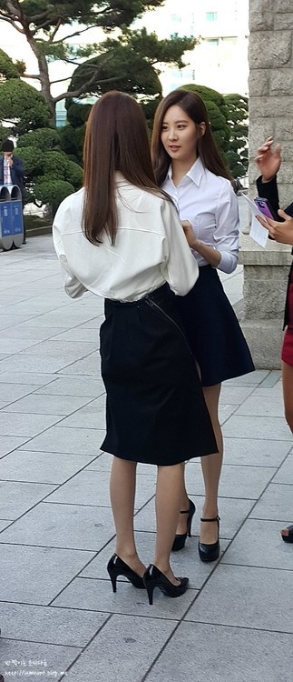 [PIC][15-10-2014]YoonA và SeoHyun xuất hiện tại Đại học Dongguk để chụp ảnh tốt nghiệp vào chiều nay Tumblr_inline_ndlm5kueJ91ssp2kz