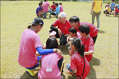 [140603] Addal et B1A4 au centre de soin pour enfants d'Icheon pour des activités avec les enfants ! Tumblr_inline_n6mha4Yugc1qihfgk