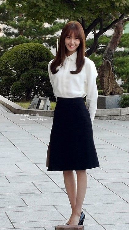 [PIC][15-10-2014]YoonA và SeoHyun xuất hiện tại Đại học Dongguk để chụp ảnh tốt nghiệp vào chiều nay Tumblr_inline_ndlne7XtHT1ssp2kz