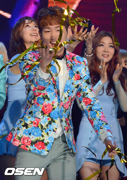 130306 Onew @ Show Champion Tumblr_inline_mj8kyf6AUc1qz4rgp