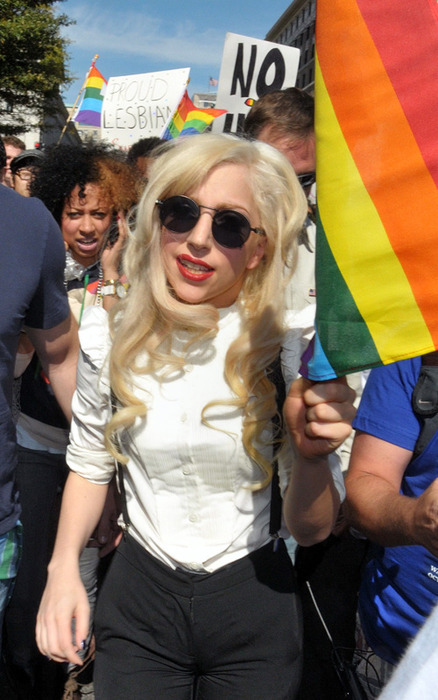 Lady Gaga es hostilizada en show por grupo anti-homosexuales Tumblr_ktqnptF5RL1qzms0o