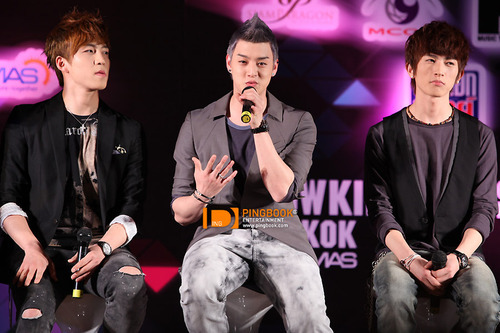 050410 U-Kiss en el Show King M! Press Conference FULL Tumblr_l0g08dXM121qb64gu