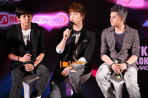 050410 U-Kiss en el Show King M! Press Conference FULL Tumblr_l0g0asN1u11qb64gu