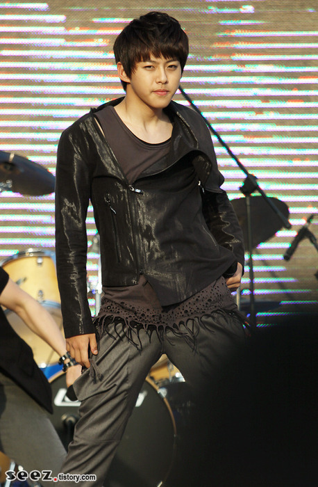 { PIC } Dongho in Bupyong Youth Festival Tumblr_l2515y1a7O1qb64gu