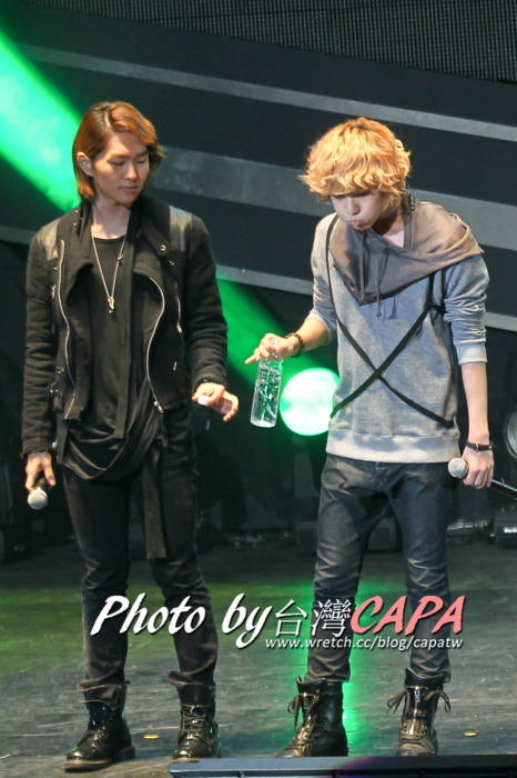 Onew y Taemin compartiendo un agua xD Tumblr_lbuql7TT6E1qcl8qx