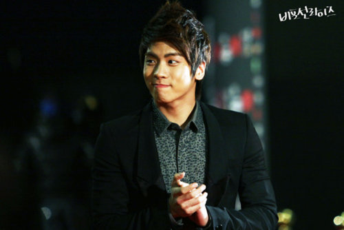 101209 Jonghyun @ Golden Disk Awards Tumblr_ld7k1yVHDF1qcl8qx