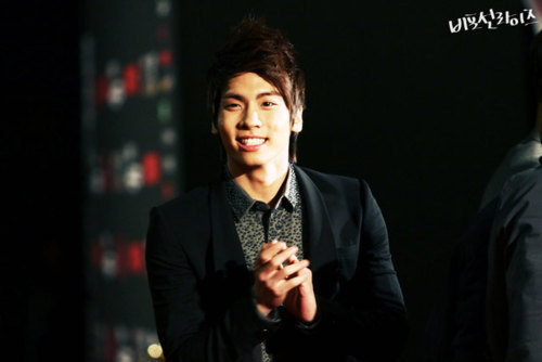 101209 Jonghyun @ Golden Disk Awards Tumblr_ld7k22RnX31qcl8qx