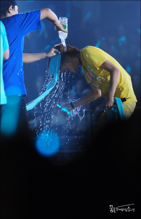 Taemin got drenched by SHINee’s back-dancer @ SHINee 1st Concert in Seoul Tumblr_lelr58zgGY1qcl8qx