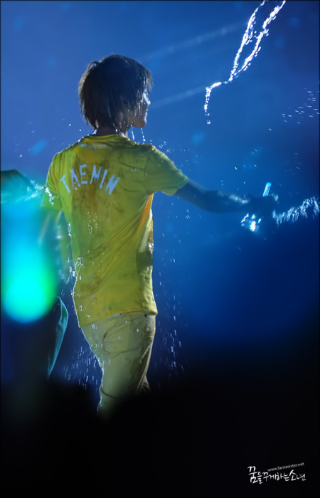 Taemin got drenched by SHINee’s back-dancer @ SHINee 1st Concert in Seoul Tumblr_lelr5o90QL1qcl8qx