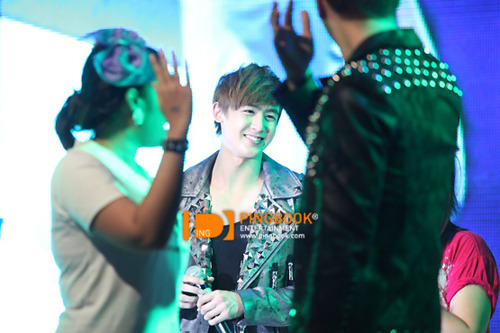 [13.03.11] Fanmetting en Thailande [PHOTOS] Tumblr_li0b3iWYgp1qcspdj