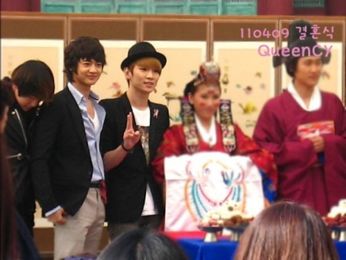 100411 SHINee @ Sungkyunkwan University (Jonghyun de vuelta *-*) Tumblr_ljf0dbZkkC1qcl8qx