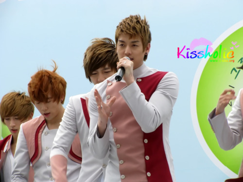 [PICS]U-Kiss @ Green Ribbon Hope Concert Tumblr_lla3p4tNfA1qzjjz5