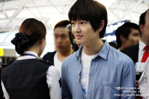 210511 SHINee @ Incheon Airport  Tumblr_lljyp53kKJ1qcl8qx