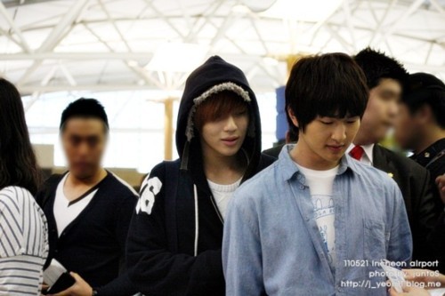 210511 SHINee @ Incheon Airport  Tumblr_lljyqh8Q9o1qcl8qx