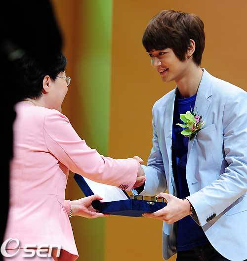 [23-5-2011][NEWS/PICS/VID] SHINee Minho là đại sứ cho Thanh niên Hàn Quốc năm 2011 Tumblr_lln2ilM1FF1qfxox6
