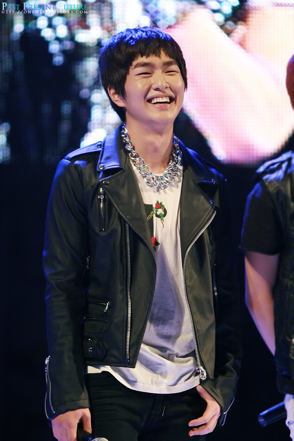 110526 Onew @ Kangnam University  Tumblr_lltuabyfl81qcl8qx