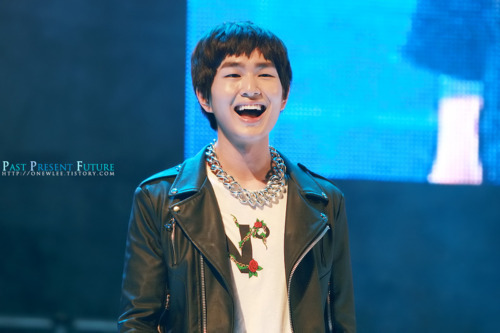 110526 Onew @ Kangnam University  Tumblr_lltuajKFod1qcl8qx