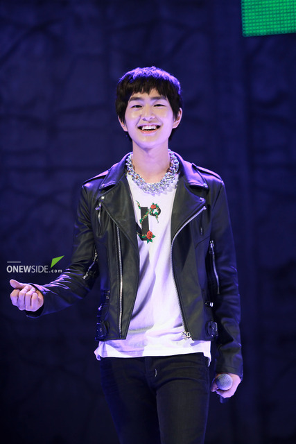 110526 Onew @ Kangnam University  Tumblr_lltuc4Bx7P1qcl8qx