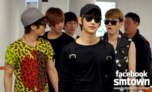 صور SHINee و FX في فرنسا ..!!  Tumblr_lmi2svprs61qcl8qx