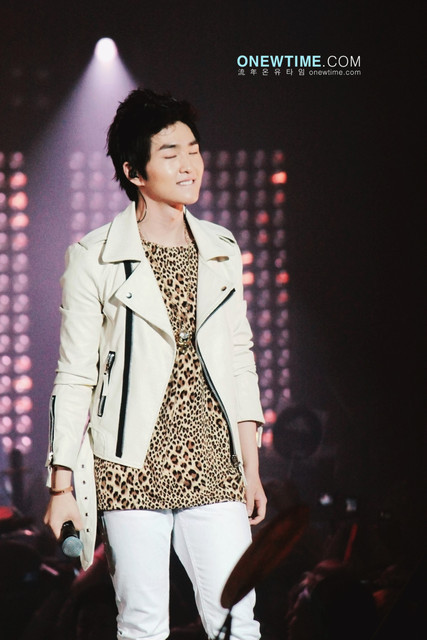 110610 & 110611 Onew @ SM TOWN Live World Tour Concert in Paris (1st & 2nd Day ) Tumblr_lmqhd2RMc61qcl8qx