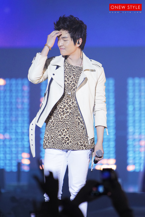 110610 & 110611 Onew @ SM TOWN Live World Tour Concert in Paris (1st & 2nd Day ) Tumblr_lmroaaqEkL1qcl8qx