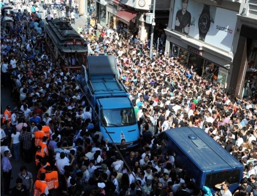 بالصور: عشرات الآلاف في استقبال رونالدو في تركيا Tumblr_lmzzgrkLP31qio7de