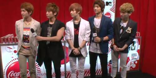 110625 SHINee @ VMAJ Redcarpet (entrevista/charla) Tumblr_lnc3d2rKu11qcl8qx