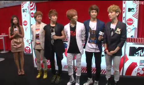 110625 SHINee @ VMAJ Redcarpet (entrevista/charla) Tumblr_lnc3e1HXif1qcl8qx