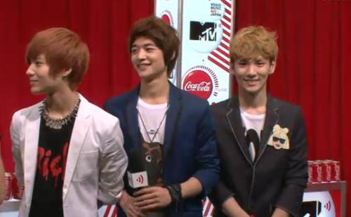 110625 SHINee @ VMAJ Redcarpet (entrevista/charla) Tumblr_lnc3etY0v81qcl8qx