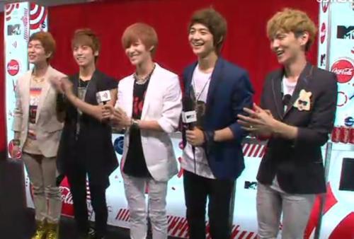 110625 SHINee @ VMAJ Redcarpet (entrevista/charla) Tumblr_lnc3g3H17D1qcl8qx