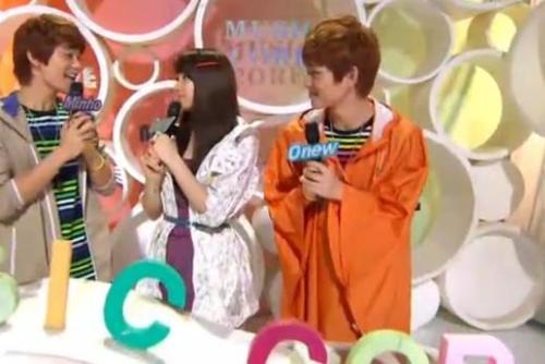 110702 Onew y Minho @ Music Core Tumblr_lnp4j2WUvo1qcl8qx