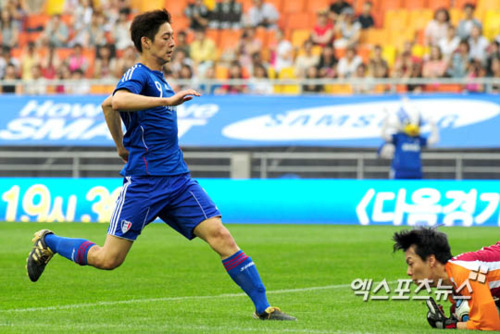 [PICS]110702 FC Men match -Hyun Joong- Tumblr_lnp9l71Dm11qhx9v9