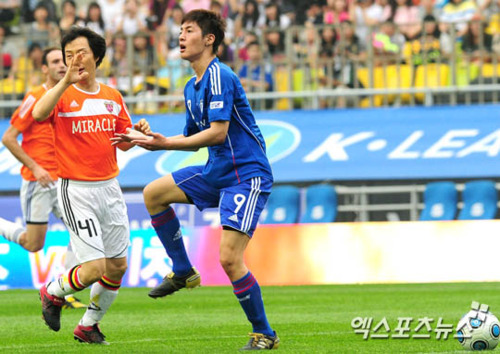 [PICS]110702 FC Men match -Hyun Joong- Tumblr_lnpa53zUO71qhx9v9