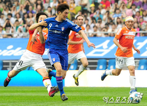 [PICS]110702 FC Men match -Hyun Joong- Tumblr_lnpa5rt2Hh1qhx9v9