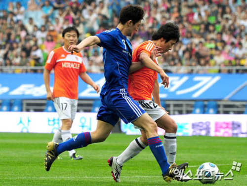 [PICS]110702 FC Men match -Hyun Joong- Tumblr_lnpai52Tnv1qhx9v9