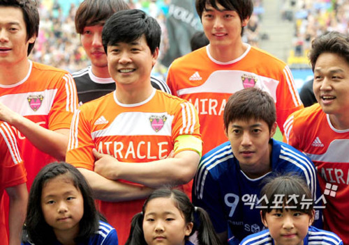 [PICS]110702 FC Men match -Hyun Joong- Tumblr_lnpbwlcK3l1qhx9v9