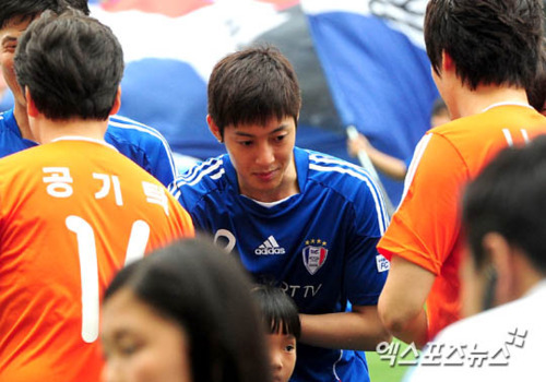 [PICS]110702 FC Men match -Hyun Joong- Tumblr_lnpbwyoY9U1qhx9v9