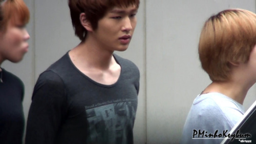 110709 Stalking Onew & Minho @ Music Core Tumblr_lo2q75eOZ21qcl8qx